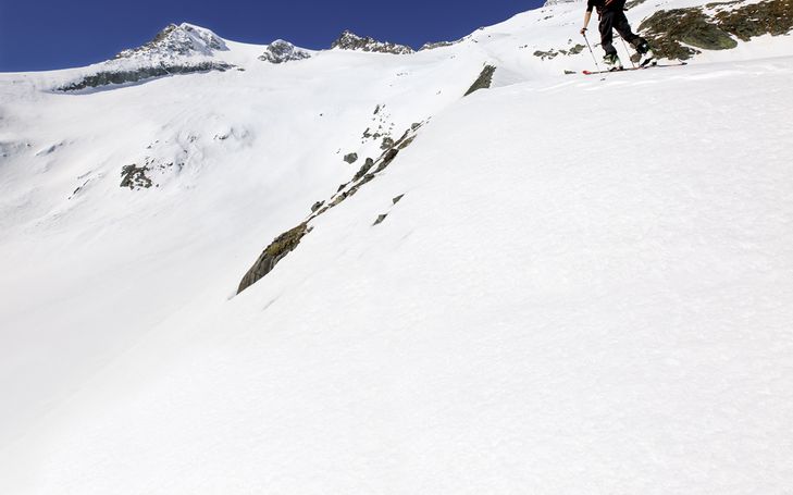 Skier au pied des géants