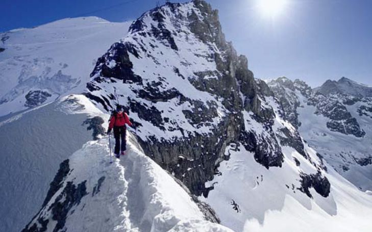 A skis et encordés autour du plus haut sommet obwaldien