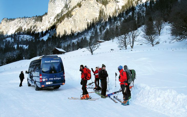 En course à skis avec le bus de randonnée hivernale