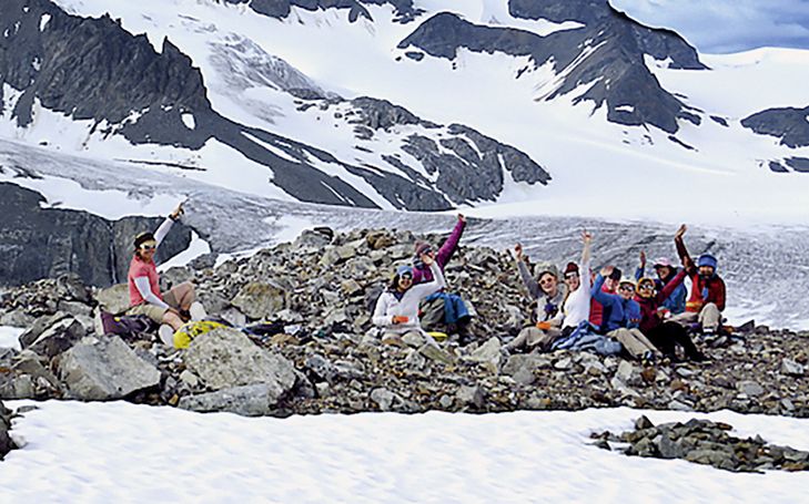 Junge Frauen entdecken Gletscher