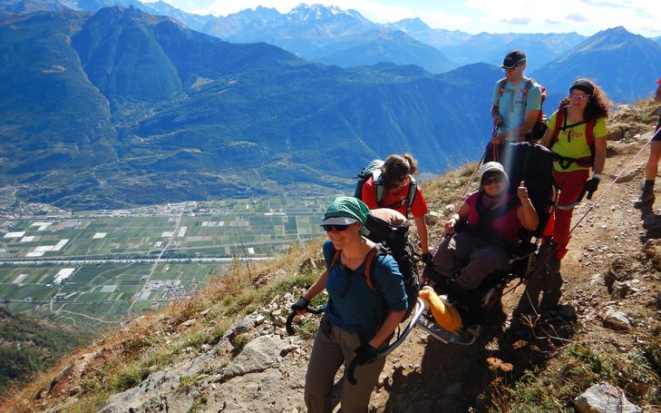 Kräftige Helfer für Bergtour mit Behinderten