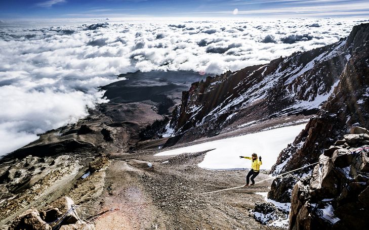Highline: Exploit von Stephan Siegrist am Kilimandscharo