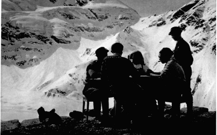 Vingt-huit membres du C. A. S. au cours d'alpinisme hivernal à Tourtemagne