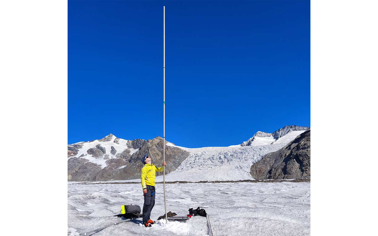 Durant l’été 2022, six mètres de neige ont fondu sur la Konkordiaplatz du Grosser Aletschgletscher (VS), comme le montre de manière impressionnante la hauteur de la balise de mesure.