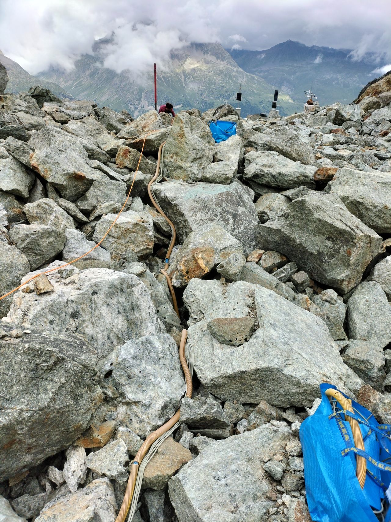 Les câbles fixes installés pour les mesures géophysiques sur le glacier rocheux Murtèl-Corvatsch (GR) ont été changés durant l’été 2022.