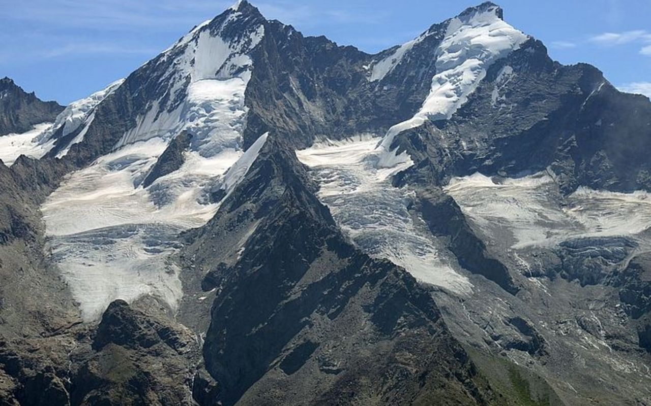 Vue à mi-juillet depuis le Wisse Schijen (Randa VS) sur le Dom et le Täschhorn qui dominent le Mattertal. Seuls les glaciers à haute altitude étaient encore enneigés.