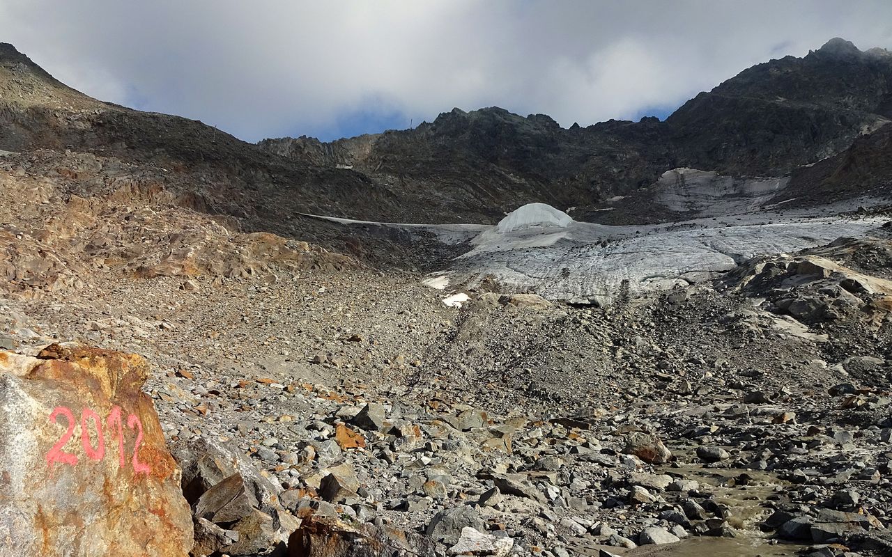 Depuis 2012, le petit Sankt Annafirn (UR) a énormément reculé, comme le montre la marque sur la roche à gauche. Il n’y avait plus du tout de neige sur le glacier en juillet 2022 déjà. Maintenant que la glace a disparu, les éboulis ont pris le dessus.
